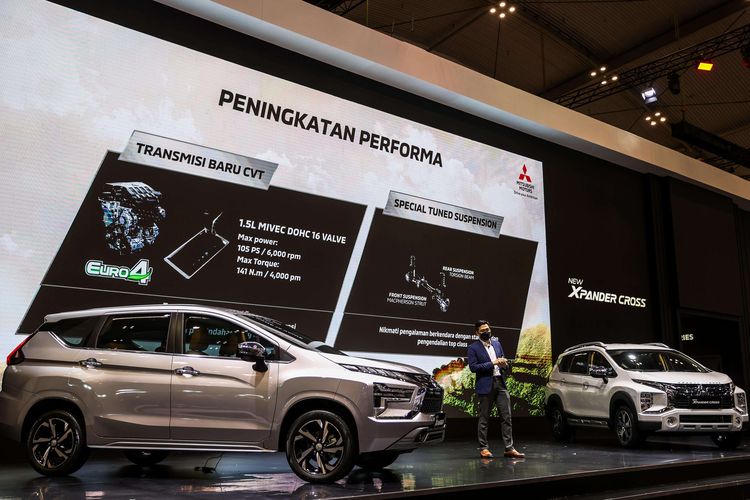 PT Mitsubishi Motors Krama Yudha Sales Indonesia (MMKSI) saat peluncuran mobil terbaru New Xpander dan New Xpander Cross di ajang GIIAS 2021 di ICE, BSD, Tangerang Selatan, Kamis (11/11/2021). MMKSI mengumumkan harga dari kedua produk tersebut. Xpander terbaru dipasarkan dengan harga mulai Rp 228 jutaan hingga Rp 272,5 jutaan dengan pilihan transmisi manual dan CVT. Model New Xpander Cross hadir dengan banderol harga Rp 294 jutaan sampai Rp 291 jutaan.
