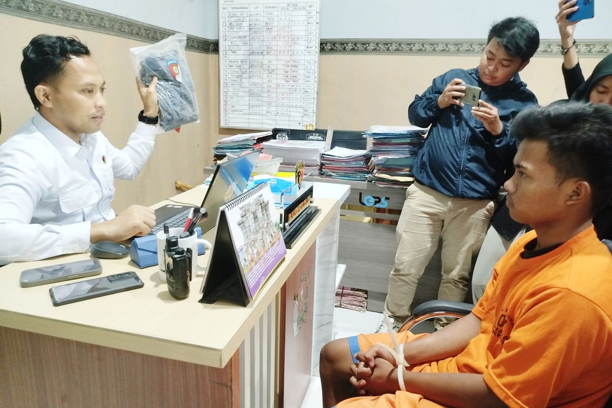 Penyidik saat menunjukkan barang bukti pakaian korban yang dibunuh oleh Rifqi Fauzan (20) warga Dusun Pak-Pak, Desa Planggiran, Kecamatan Tanjung Bumi, Kabupaten Bangkalan, Senin (23/6/2025). 