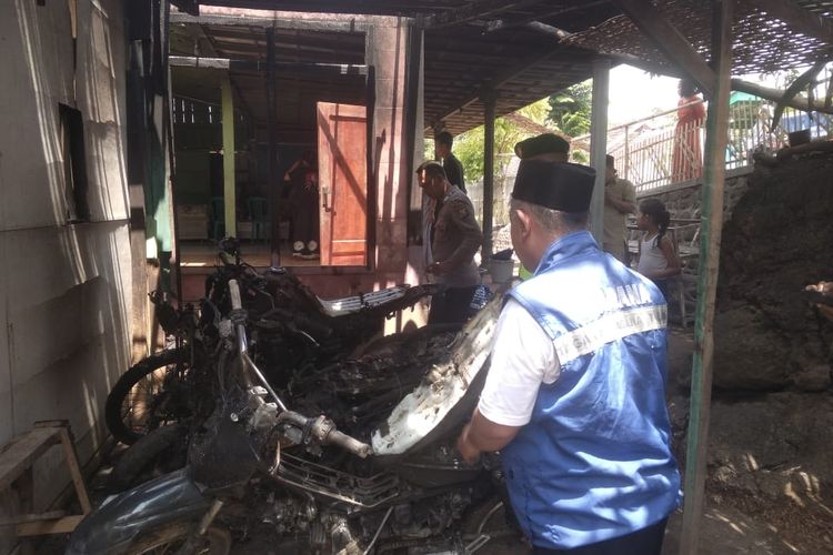 Tiga motor dan atap rumah milik warga Desa Taman, Kecamatan Sumbermalang, Kabupaten Situbondo, Provinsi Jawa Timur hangus terbakar pada Senin (18/12/2023).