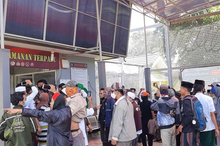 Puluhan orang melakukan aksi protes penahanan Bahar bin Smith di Lembaga Pemasyarakatan (Lapas) Khusus Kelas llA Gunung Sindur, Kabupaten Bogor, Jawa Barat, pada Selasa (19/5/2020).