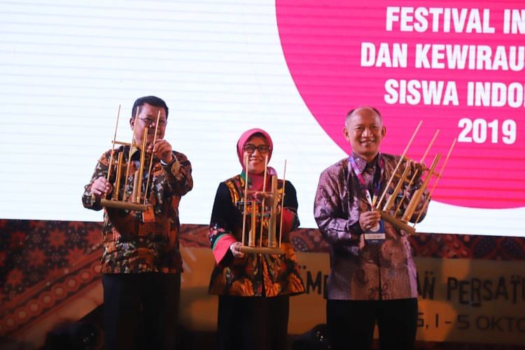 Direktorat PSMA Kemendikbud menggelar Festival Inovasi dan Kewirausahaan Siswa Indonesia (FIKSI) guna mewadahi peserta didik yang berani berinovasi dan memiliki minat tinggi dalam bidang wirausaha. Penyelenggaraan FIKSI 2019 berlangsung sejak 1-6 Oktober 2019 di Bandung, Jawa Barat, mengangkat tema ?Sociopreneurship in Digital Era Based on Local Resources?.