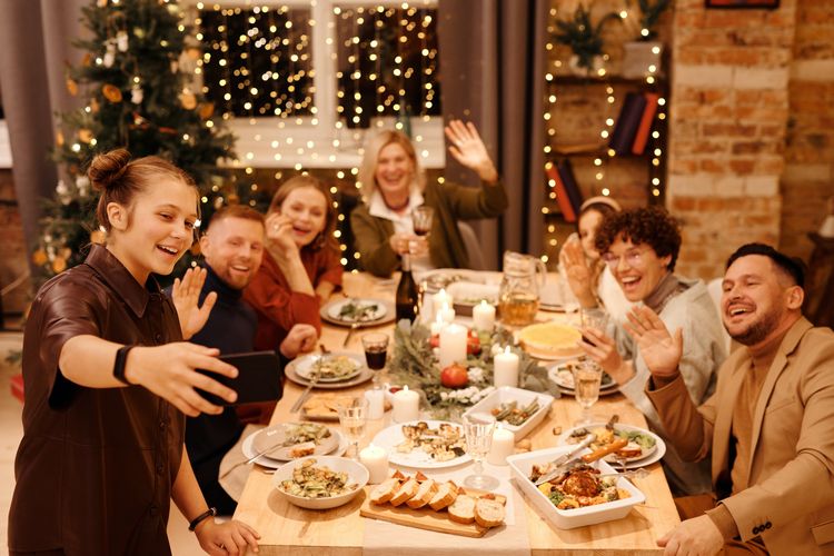 Menikmati makan malam bersama adalah salah satu tradisi Natal bagi banyak orang