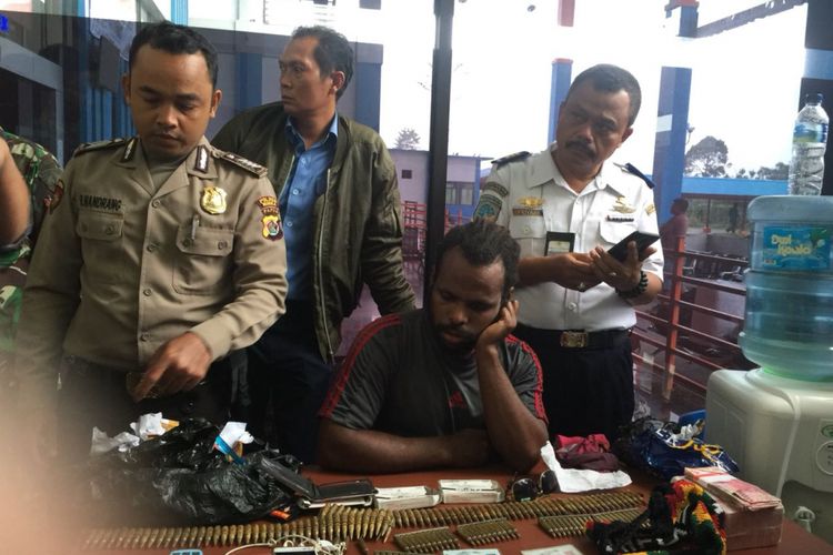 RW beserta barang bukti peluru saat diamankan petugas Bandara Mozes Kilangin Timika
