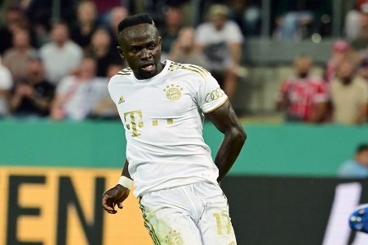 Aksi Sadio Mane ketika mencetak gol dalam pertandingan Viktoria Koln vs Bayern Muenchen pada babak pertama Piala Jerman 2022-2023 yang digelar di di Stadion Sportpark Hohenberg, Koln, pada Kamis (1/9/2022) dini hari WIB. Terkini, Al Nassr berminat untuk merekrut Sadio Mane.