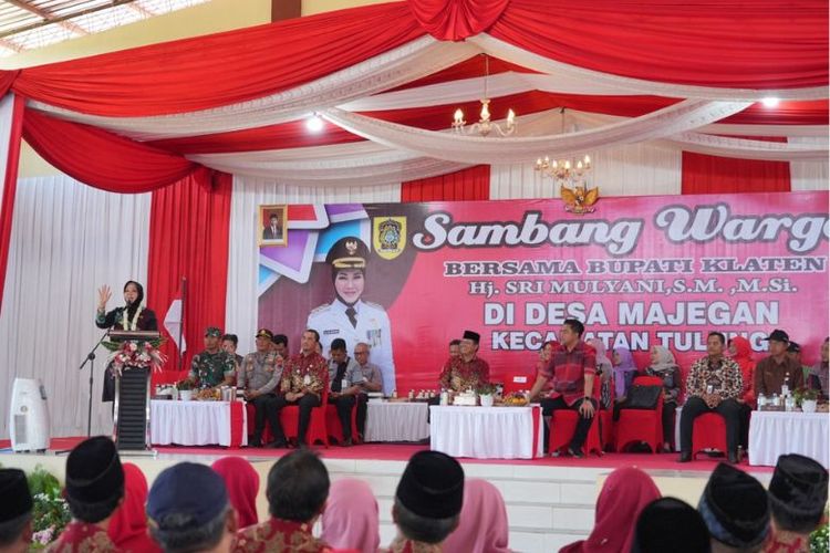 Bupati Klaten Sri Mulyani mengapresiasi kinerja kepala desa dan perangkat Desa Majegan. Salah satunya, terkait pembangunan Gedung Serbaguna Widara Kandang melalui anggaran Pemerintah Desa Majegan.