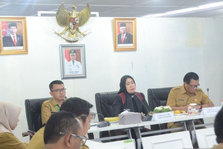 Penjabat Ketua TP PKK Kabupaten Bogor Siti Chomzah (tengah) di Cibinong, Bogor, Jawa Barat. 