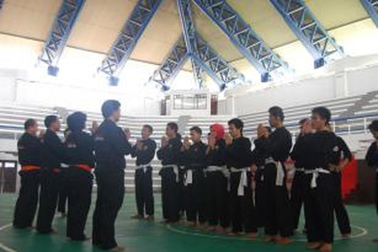 Atlet pelatnas silat memberi salam usai latihan rutin di Padepokan Pencak Silat Indonesia, Taman Mini Indonesia Indah, Jakarta Timur, Kamis (25/7/2013). 