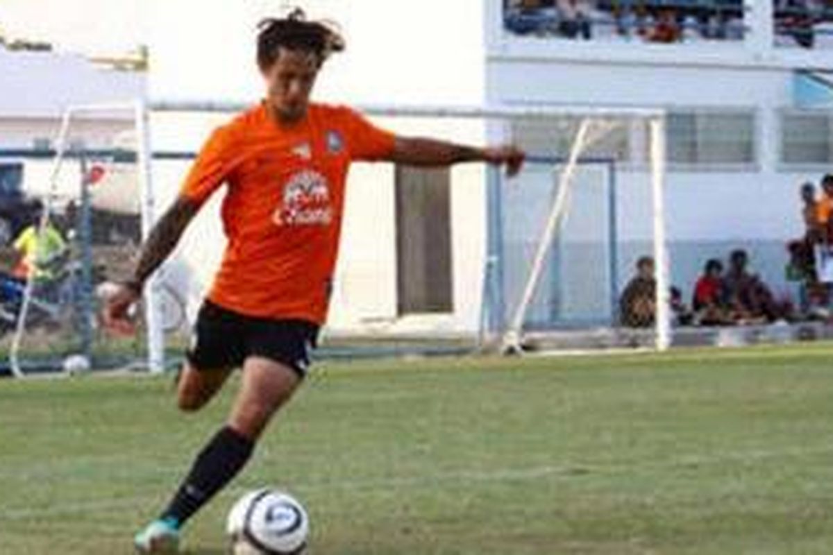 Bintang sepak bola Indonesia, Irfan Bachdim, sedang mengikuti trial bersama salah satu klub Thailand Premier League, Chonburi FC. 