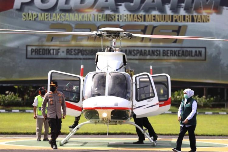 Gubernur Jatim Khofifah Indar Parawansa dan Kapolda Jatim Irjen Nico Afinta usai memantau posko penyekatan PPKM Darurat dengan helikopter, Selasa (6/7/2021).