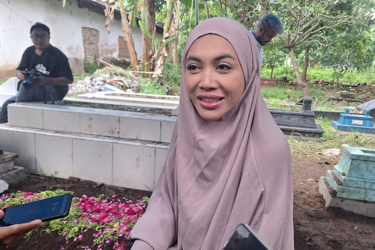 Denada di samping makan ibunya, Emilia Contessa, Selasa (28/1/2025) 