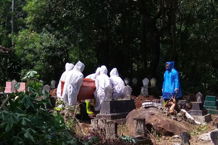 Meninggal karena komplikasi, pemakaman warga Magetan ini menerapkan protokol kesehatan dengan petugas mengenakan apd dan disemprot desinfektan.