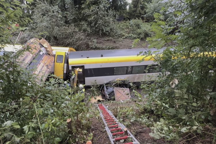 Sebuah kereta api anjlok di dekat Riedlingen, dekat Biberach an der Riss, Minggu (27/7/2025). Tergelincirnya sebuah kereta penumpang di Jerman barat daya pada Minggu malam mengakibatkan setidaknya tiga orang tewas dan beberapa orang luka-luka, menurut laporan terbaru yang disampaikan oleh kepolisian federal kepada AFP.