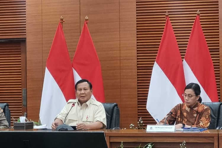 Presiden Prabowo Subianto dan Menteri Keuangan Sri Mulyani Indrawati dalam konferensi pers pengumuman PPN 12 persen di Gedung Kementerian Keuangan (Kemenkeu), Jakarta, Selasa (31/12/2024).