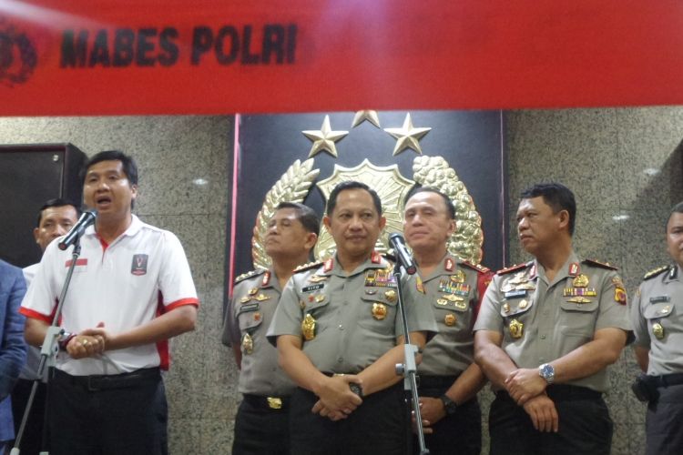 Kapolri Jenderal Pol Tito Karnavian bersama sejumlah Kapolda dan panitia Piala Presiden menyampaikan pola pengamanan untuk kegiatan semifinal dan final Pertandingan Piala Presiden. Konferensi pers dilakukan di Mabes Polri, Jakarta, Jumat (10/3/2017).