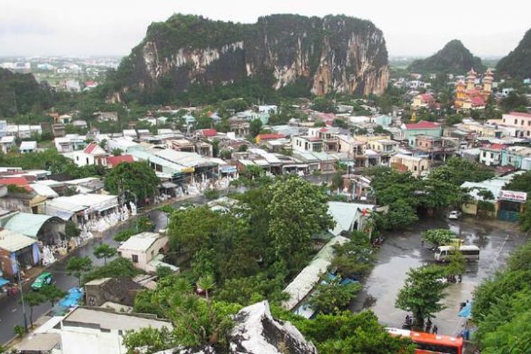 Lanskap kota Da Nang, Vietnam, Jumat (15/10/2016), dari ketinggian Gunung Thoy San. 