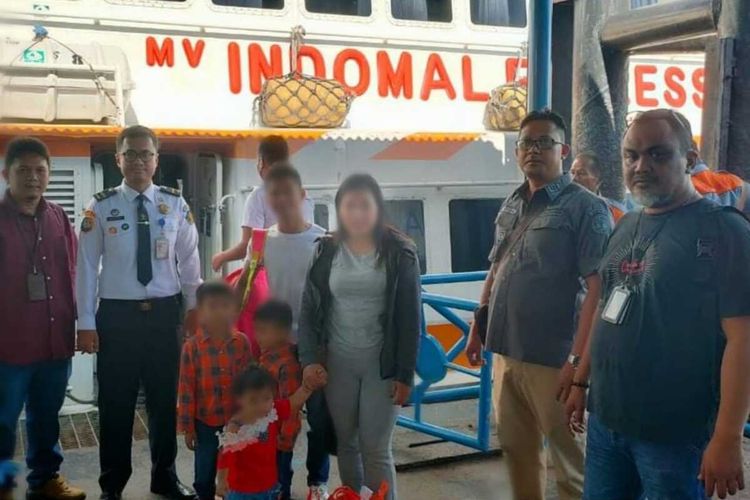 Petugas Imigrasi Dumai, Riau, saat mendeportasi dua anak di bawah umur ke Malaysia, Sabtu (22/10/2022).