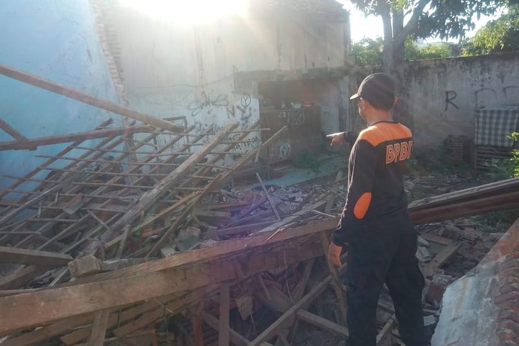 Rumah Kosong Ambruk Timpa Tetangga di Situbondo, Dua Terluka
