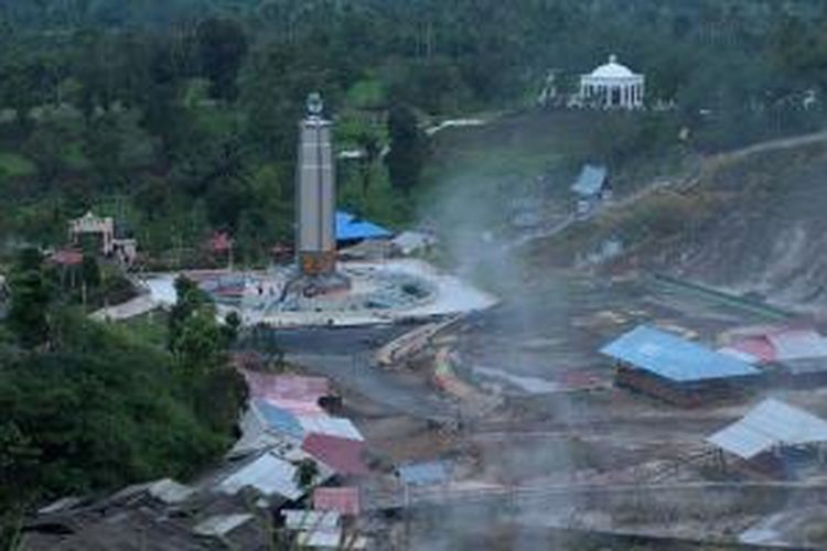 Tugu Toleransi terlihat dari puncak Bukit Kasih.