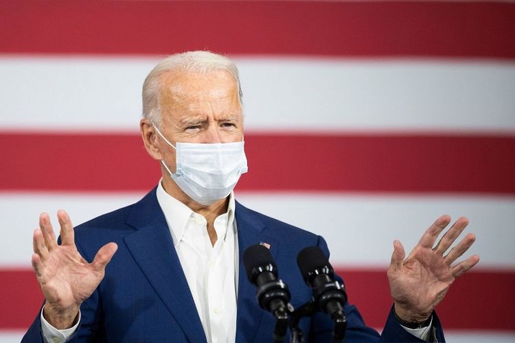 Calon Presiden Partai Demokrat Joe Biden berkampanye di fasilitas pembuatan aluminium kota Manitowoc, Wisconsin, Senin (21/09/2020)