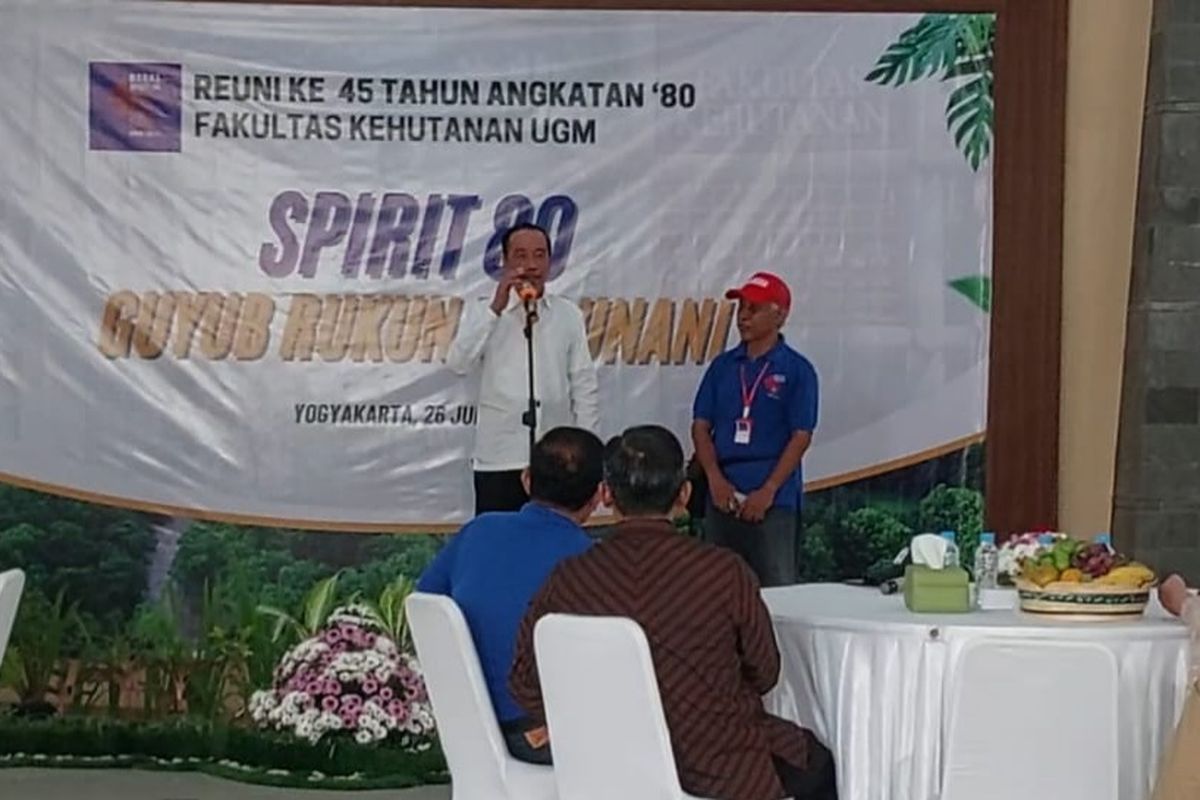 Presiden ke 7 Republik Indonesia Joko Widodo saat berdialog dengan teman baiknya semasa kuliah di Fakultas Kehutanan UGM, Jambrung Sasono diacara reuni.