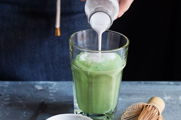 ilustrasi matcha latte dengan susu oat. 