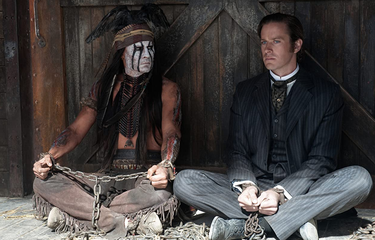 Johnny Depp dan Armie Hammer dalam film drama aksi The Lone Ranger (2013).