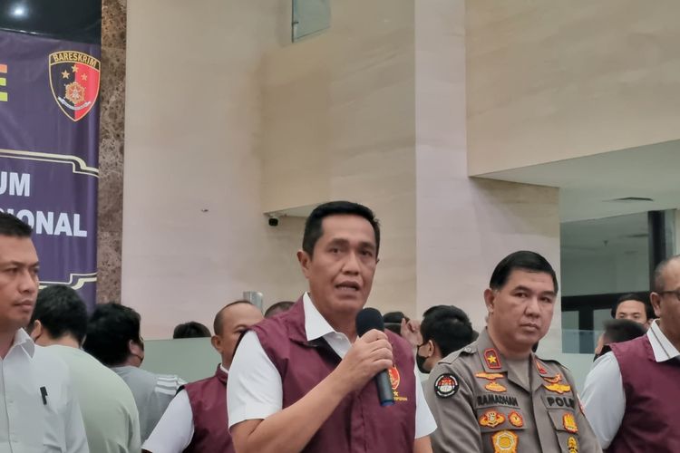 Direktur Tindak Pidana Umum Bareskrim Polri Brigjen Djuhandani Rahardjo Puro dalam konferensi pers pengungkapan di Lobi Bareskrim, Mabes Polri, Jakarta, Rabu (5/4/2023).