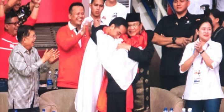 Peraih emas kategori tanding putra kelas C Hanifan Yudani Kusumah ajak Joko Widodo dan Prabowo Subianto berpelukan bersama, Rabu (29/8/2018).