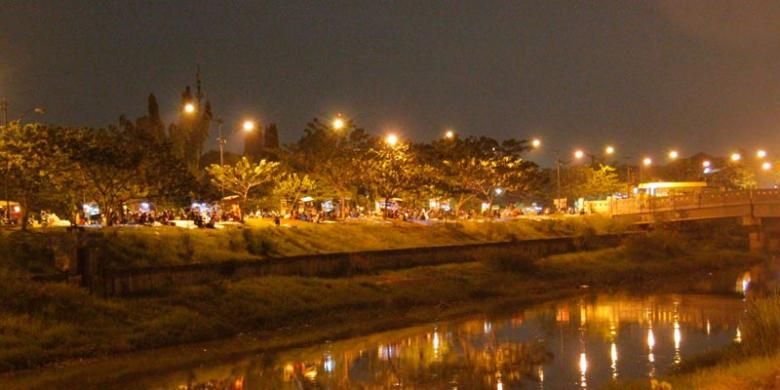 Suasana nongkrong di pinggir kanal banjir timur. 
  