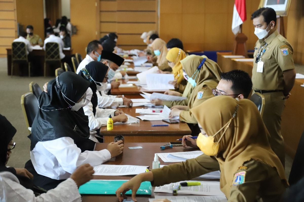 Tenaga PPPK DKI Jakarta menandatangani perjanjian kerja yang digelar di Kantor Wali Kota Jakarta Utara, Senin (25/4/2022). BKN mengungkapkan bahwa jabatan pelayanan publik bakal diisi pegawai pemerintah dengan perjanjian kerja (PPPK).