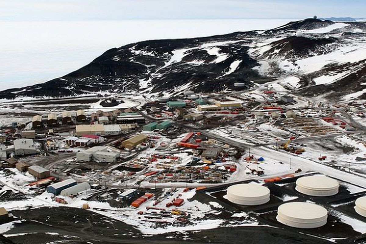 Stasiun McMurdo di Antartika, salah satu lokasi stasiun penelitian terbesar di Antartika dan pusat keramaian.