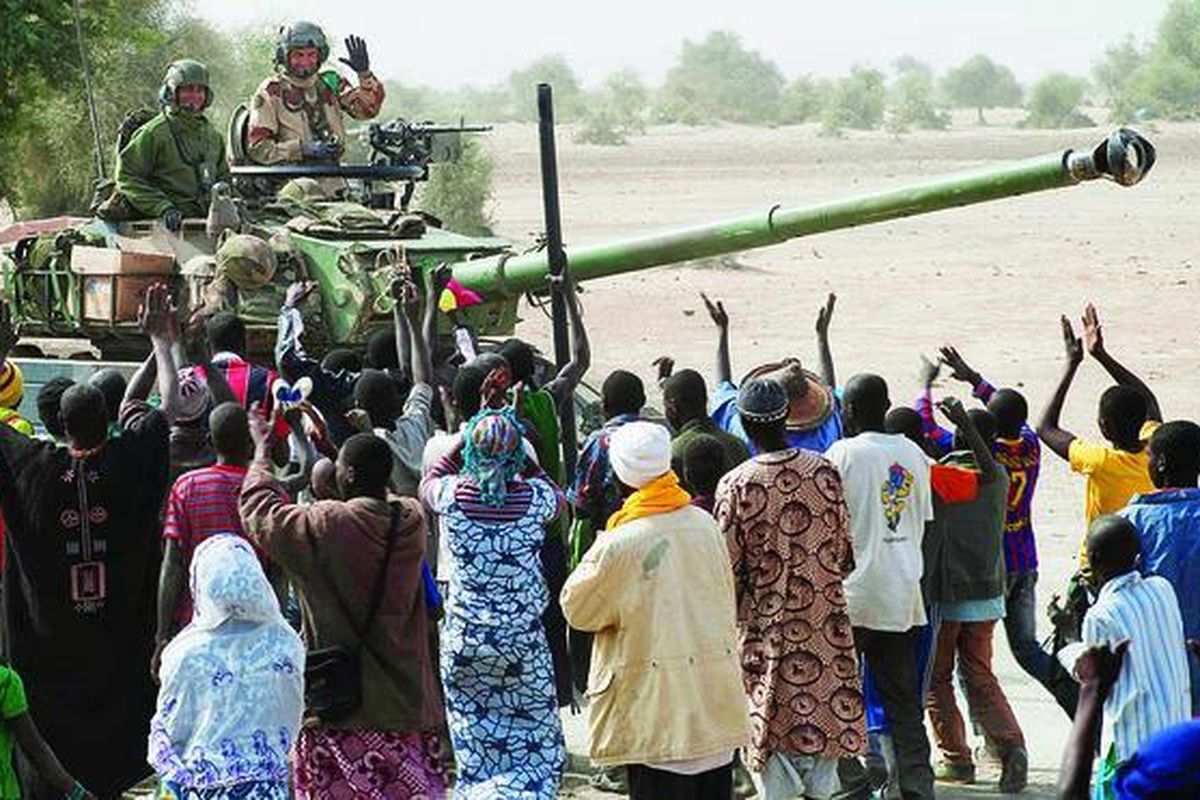 Warga Timbuktu menyambut gembira kedatangan pasukan Perancis di kota tersebut, Senin (28/1). Dengan dukungan helikopter dan pasukan terjun payung Perancis, tentara Mali berhasil masuk Timbuktu, mengusir kelompok separatis Ansar Dine yang telah menduduki kota kuno di Mali utara itu selama hampir 10 bulan. 