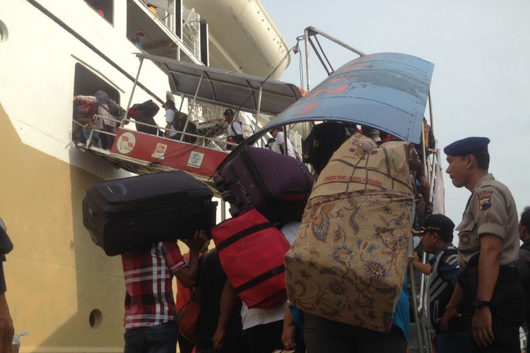 sejumlah calon penumpang menaiki Kapal Leuser tujuan Samput saat arus mudik di Pelabuhan Tanjung Emas Semarang, Senin (25/6/2018).