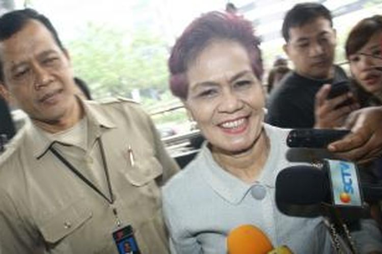 Miranda Goeltom mendatangi Gedung KPK, Jakarta, Jumat (4/10/2013) untuk menjalani pemeriksaan sebagai saksi pada kasus Century.