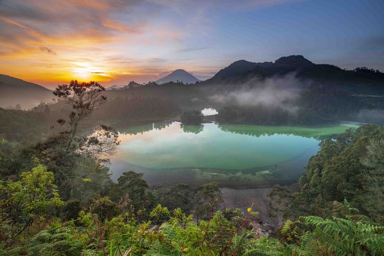 Telaga warna Di Dieng Wonosobo. Kawasan Dataran Tinggi Dieng kini resmi berstatus Geopark Nasional.