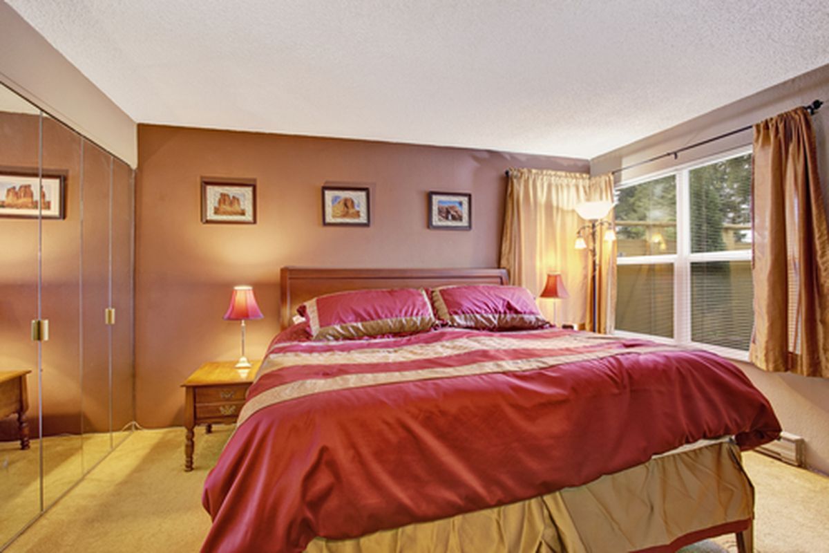 Warna mauve atau raspberry gelap juga cocok untuk menambahkan suasana romantis ke kamar tidur.