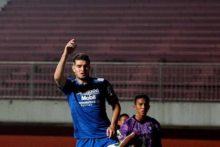 Pemain Persib Bandung Nick Kuipers turut menyumbang 1 gol ke gawang Persebaya Surabaya saat laga babak 8 besar Piala Menpora 2021 yang berakhir dengan skor 3-2 di Stadion Maguwoharjo Sleman, Minggu (11/04/2021) malam.