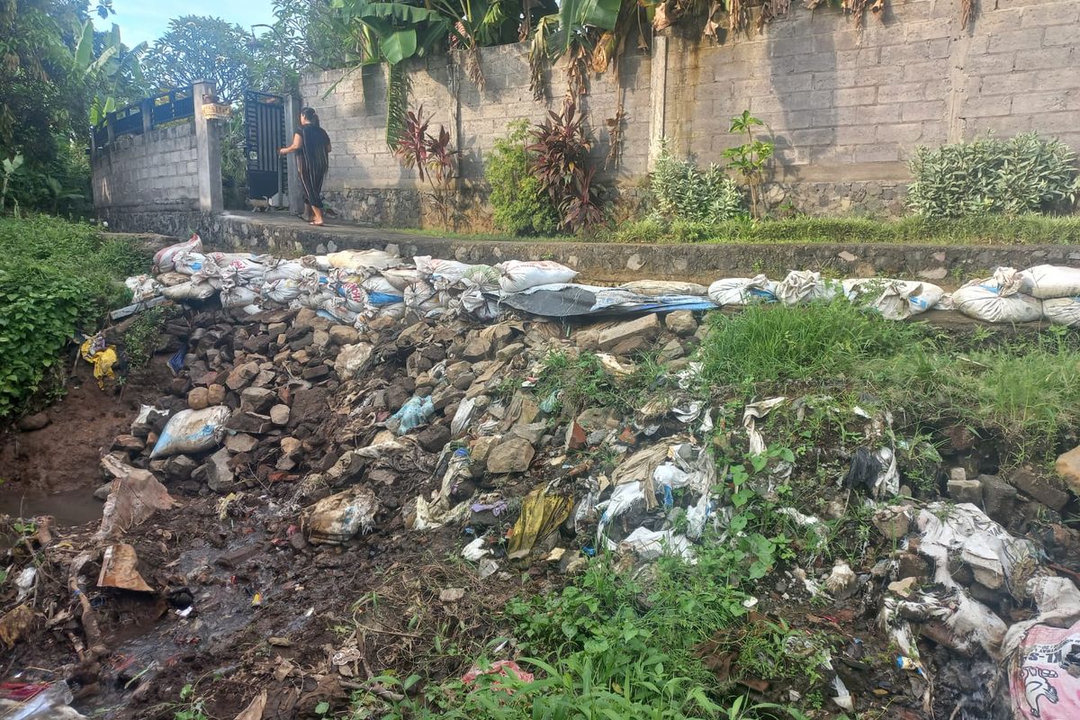 Saluran irigasi Subak Kayupas Beduuran di Kelurahan Banyuning, Kecamatan Buleleng, Kabupaten Buleleng, Provinsi Bali jebol. Warga memasang tanggul dari tumpukan karung berisi tanah.