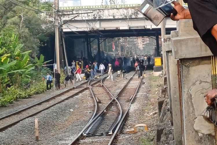 KRL Tak Lewat Palmerah Sore Ini Imbas Demo di DPR, Penumpang Diminta Alih ke Kebayoran
