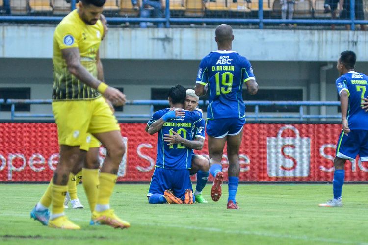 Perayaan gol pertama Henhen Herdiana sepanjang karier untuk Persib Bandung diciptakan dalam laga pekan ke-10 Liga 1 2022-2023 kala Persib vs Barito Putera bentrok di Stadion Gelora Bandung Lautan Api (GBLA), Jumat (16/9/2022).