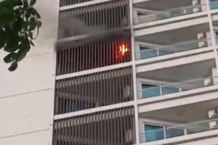 Kobaran api terlihat dari lantai 17 Apartemen Pertamina di Balikpapan