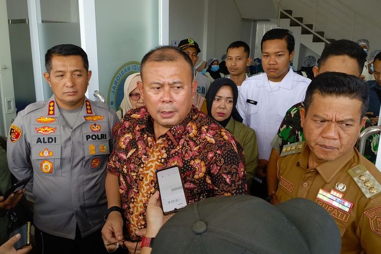 Wakil Ketua DPR - RI Cucun Ahmad Syamsurijal dan Bupati Bandung saat memresmikan dapur SPPG Panca Regency di Kecamatan Pacet, Kabupaten Bandung, Jawa Barat, Senin (15/9/2025)