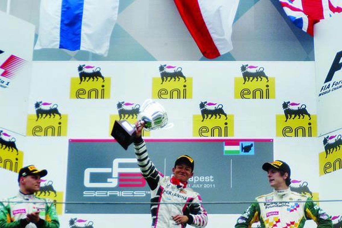 Pebalap GP3 Series kebanggaan Indonesia, Rio Haryanto, Minggu (31/7), naik podium setelah menjuarai balapan seri kedua di Sirkuit Hungaroring, Budapest, Hongaria. Rio menjuarai balapan itu dalam kondisi lintasan basah dan kian mengukuhkan julukannya sebagai jawara penakluk hujan.