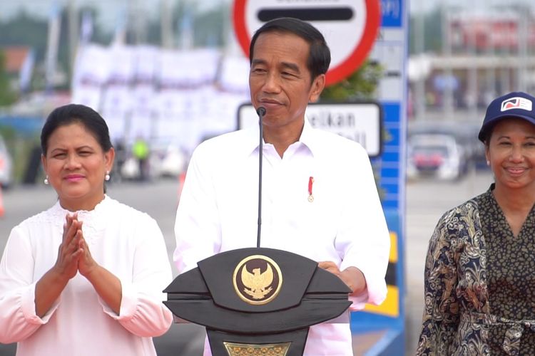 Menteri BUMN Rini M Soemarno mendampingi Presiden Joko Widodo (Jokowi) meresmikan Jalan Tol Pasuruan-Probolinggo (Paspro) sepanjang 31,3 kilometer, Rabu (10/4/2019).