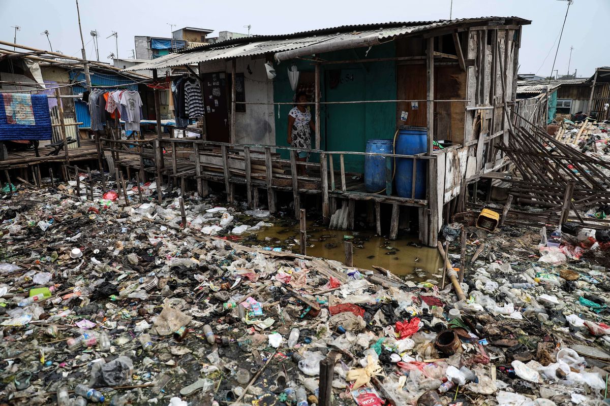 Suasana aktivitas di Kampung Bengek, Muara Baru, Penjaringan, Jakarta Utara, Kamis (29/8/2019). Timbunan sampah plastik telah memadati kawasan ini sejak lama karena kurangnya perhatian dari pemerintah setempat.