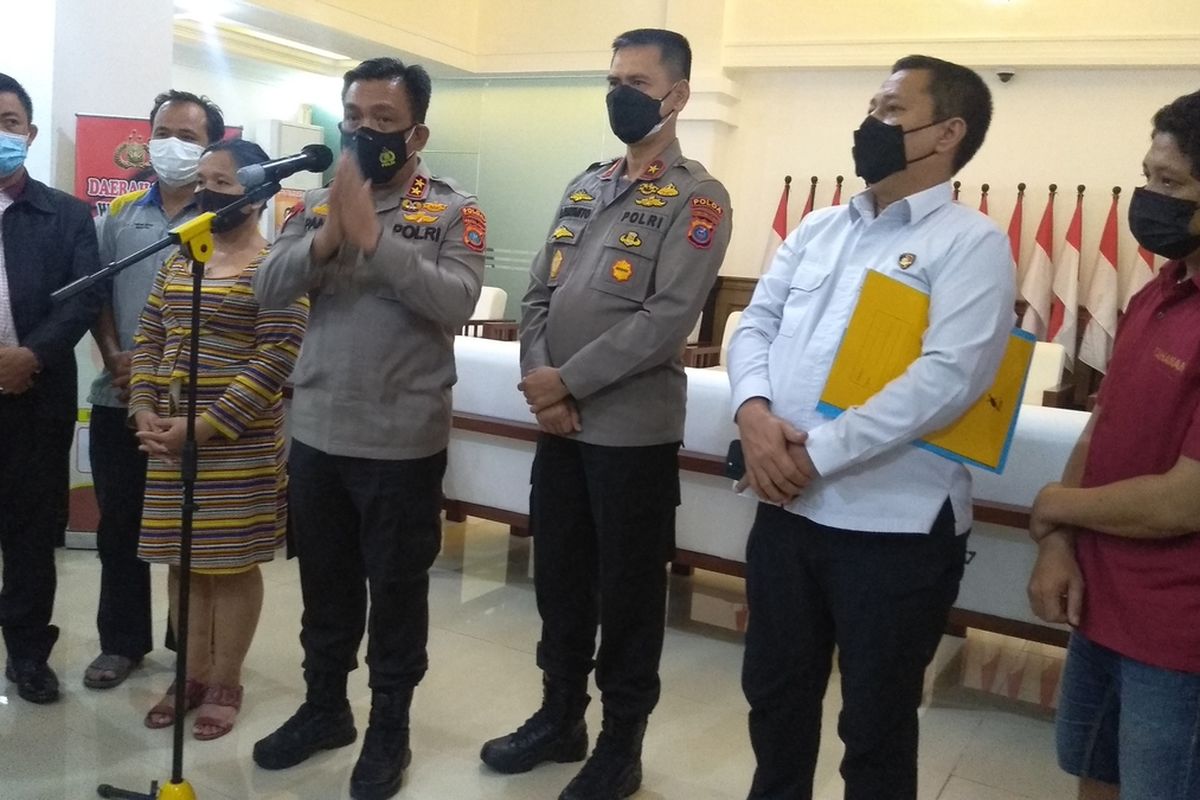 Kapolda Sumatera Utara, Irjen Pol RZ Panca Putra Simanjuntak memberikan keterangan resmi kepada wartawan pada Selasa (12/10/2021) malam terkait penanganan perkara saling lapor dalam kasus penganiayaan di Pasar Gambir Tembung pada Minggu (5/9/2021) pagi. Panca menjelaskan beberapa temuan baru dalam kasus tersebut.