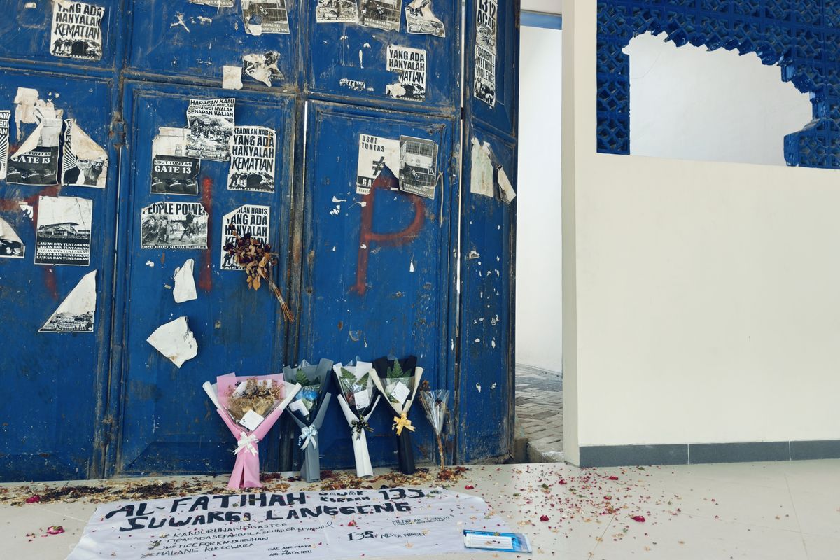 Gate 13 Stadion Kanjuruhan yang menjadi tempat utama terjebaknya suporter Arema FC, Aremania menuju pintu keluar mengakibatkan 135 orang meninggal dunia, ratusan lainnya luka-luka, dan dunia sepak bola terguncang.