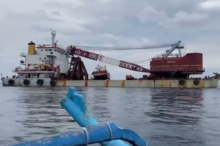 Tangkapan layar video operasi pengangkatan bangkai KMP Tunu Pratama Jaya.