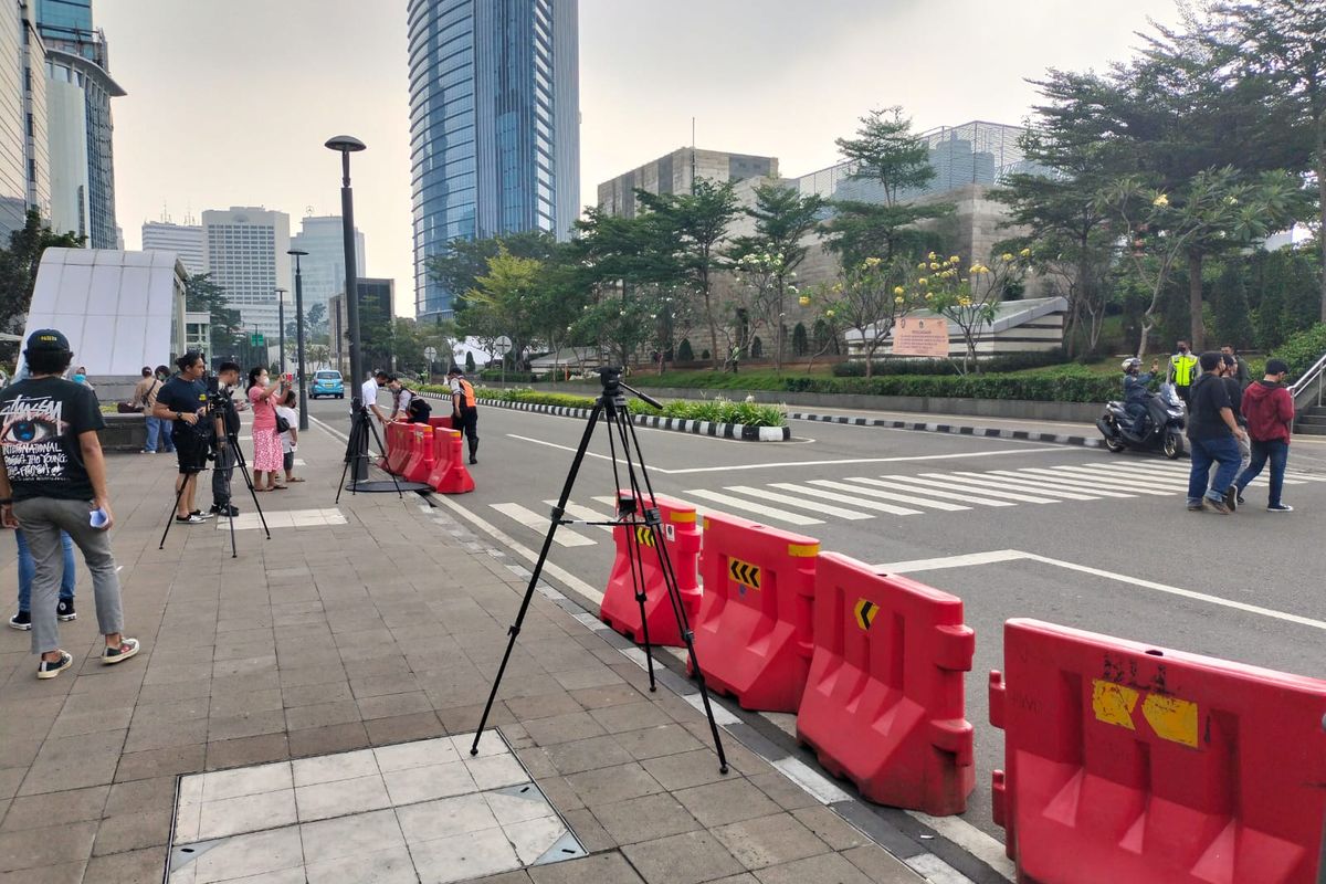 Zebra cross di Jalan Tanjung Karang dekat Stasiun MRT Dukuh Atas, Jakarta Pusat, dipasangi MCB oleh Dinas Perhubungan untuk mencegah adanya gangguan ketertiban lalu lintas pada Jumat (22/7/2022).