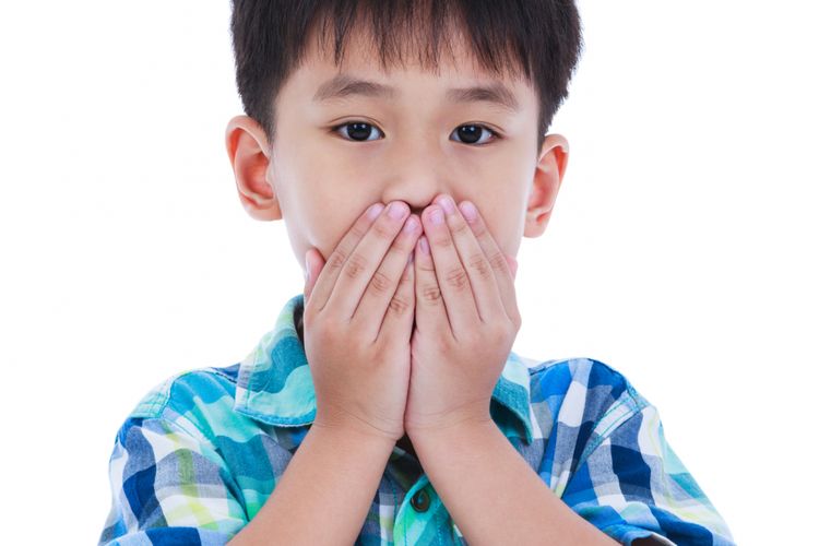 Anak menutup mulutnya karena kata kasar